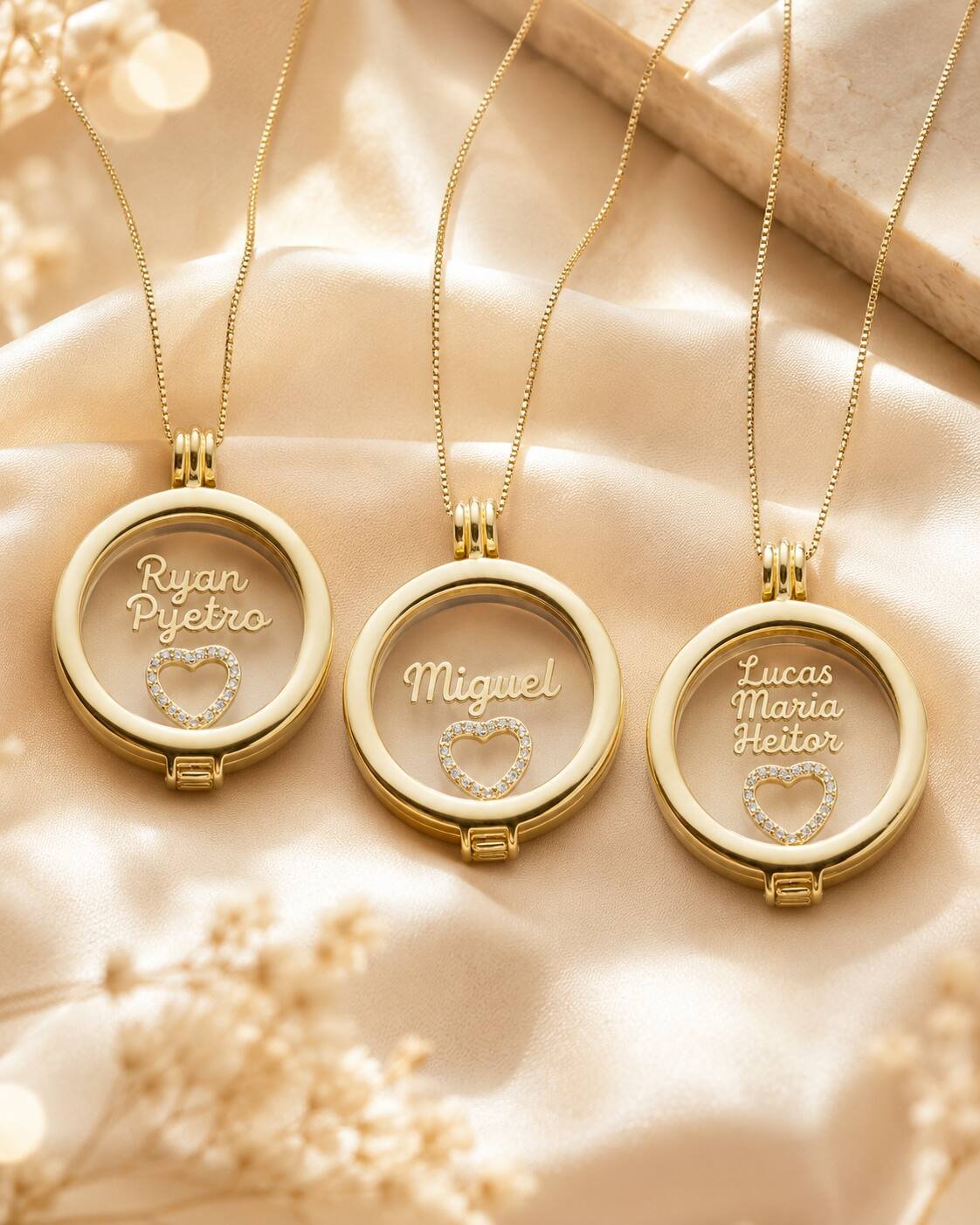 Colar Cápsula Personalizado com Nomes e Coração Banhado a Ouro 18k