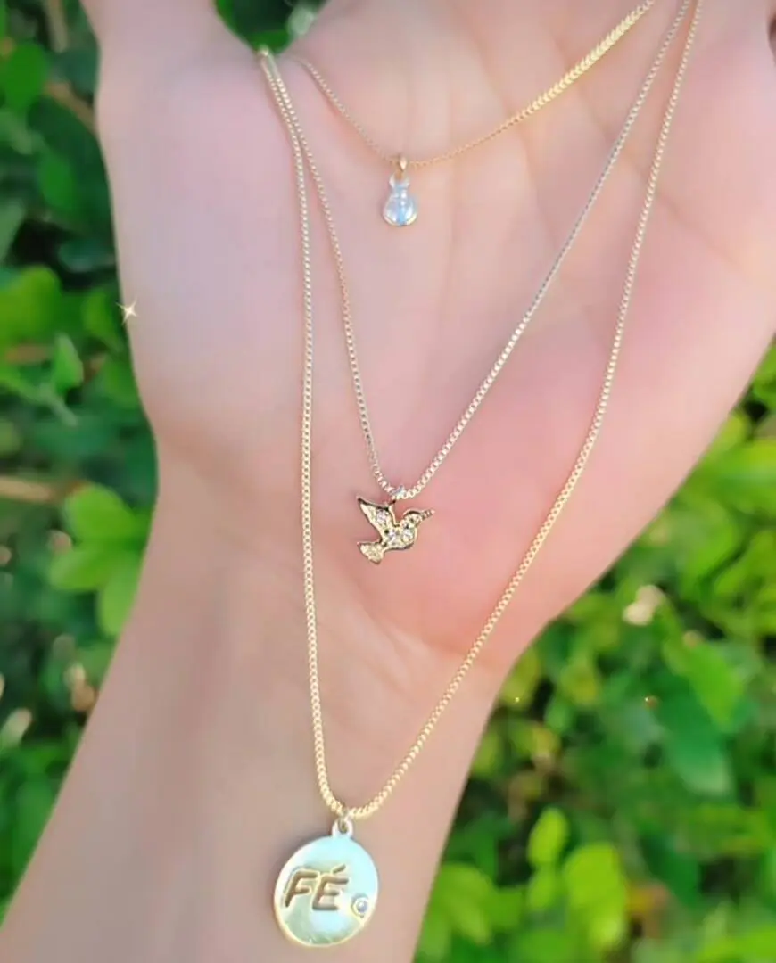 Colar Triplo Ponto da Paz de Luz, Pomba e Medalha Fé Cravejado com Zircônias banhado a Ouro 18k