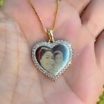 Colar Personalizado Coração Cravejado com Foto banhado a ouro 18k